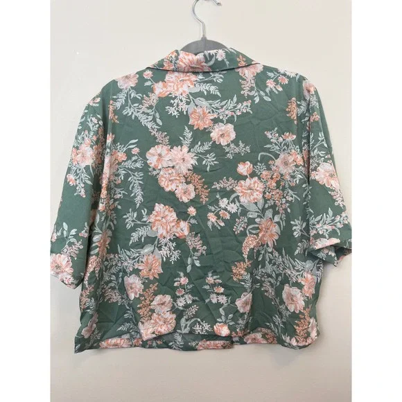 NWOT Cupcakes and Cashmere Floral Short Button Down Shirt Sage Green Large - Picture 12 of 16